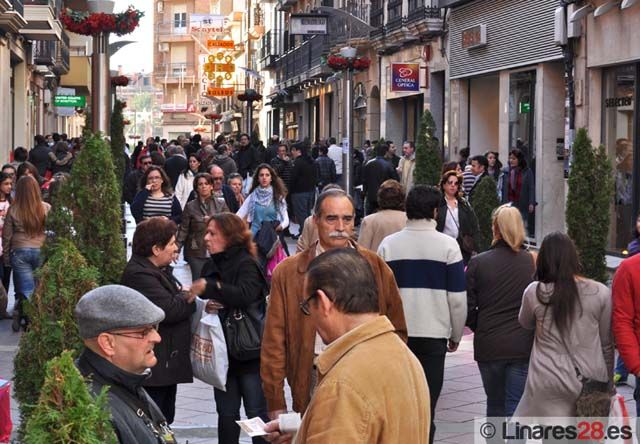Gran ambiente de compras en el primer fin de semana de rebajas en Linares