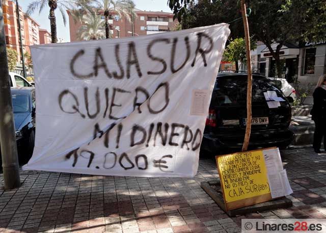 Protestan ante las puertas de una sucursal de Cajasur