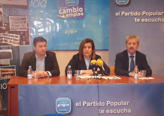 Fátima Báñez visita el PP de Linares para apoyar a Martínez