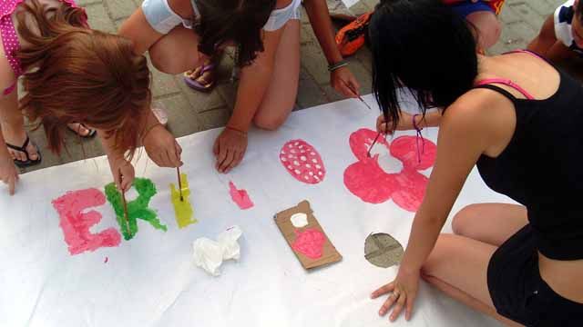 Los programas “Aula de verano” y “Tu barrio en verano” generan un espacio de convivencia y ocio para menores y familias del “Peñón de Rodrigo” en Mancha Real