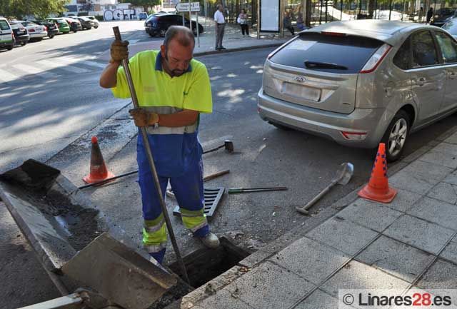 Limpian los imbornales en previsión de fuertes tormentas