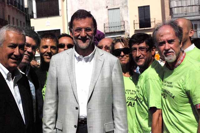 Miembros de la Asociación Jiennense de Madres y Padres por la Custodia Compartida con Mariano Rajoy en Jaén