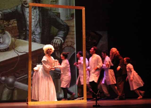 La Universidad de Jaén celebró la Noche de los Investigadores con la representación de la obra de teatro «Estáis hechos unos elementos»