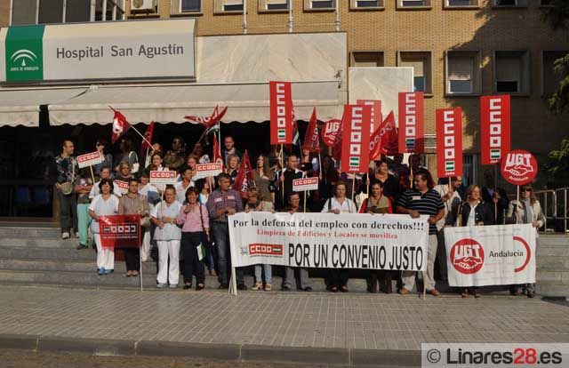 Los trabajadores de Limpieza se concentran en el Hospital San Agustín de Linares por la ruptura de la negociación de su Convenio