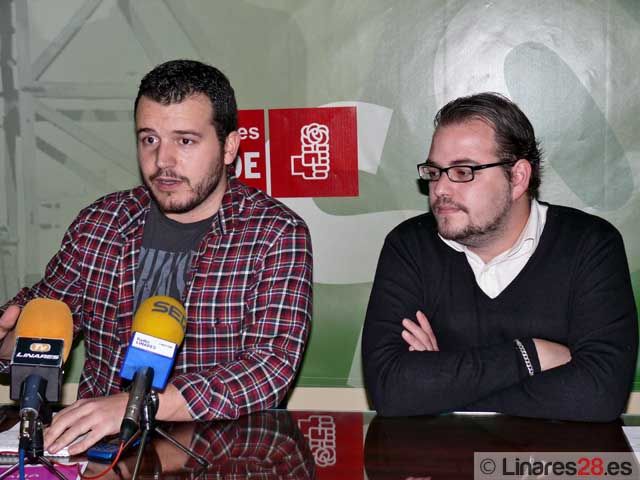 Juventudes Socialistas de Linares presenta su campaña de recogida de ropa y juguetes de cara a Navidad