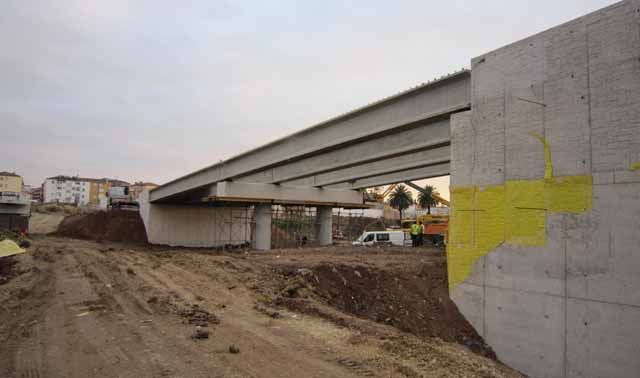 El Alcalde de Linares y representantes vecinales visitan las obras del nuevo puente entre Zarzuela y San José