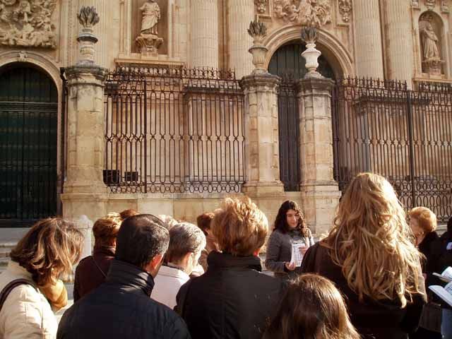 El  X Ciclo de Visitas Temáticas Guiadas a Jaén organizado por la UJA ha contado con más de 180 participantes