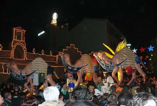 Los Reyes Magos de Oriente llenan de ilusión a Linares