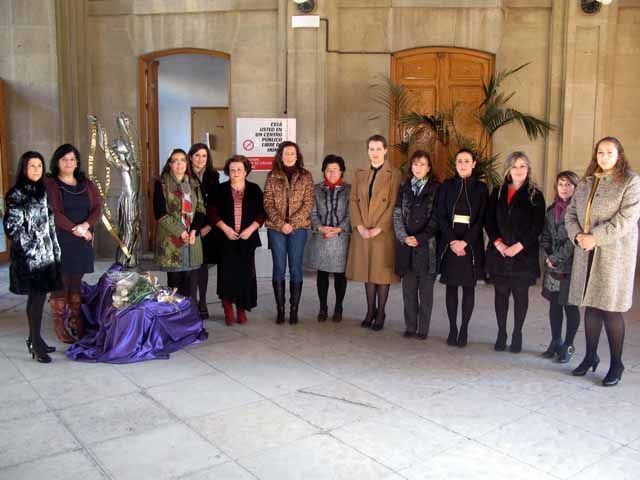 Las diputadas de Igualdad de Andalucía realizan una ofrenda floral y guardan un minuto de silencio por la mujer fallecida en Noguerones