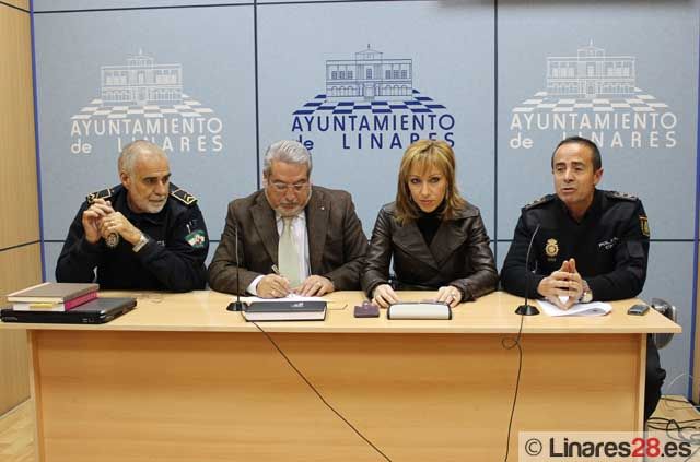 Firman un convenio en materia en actuación contra la violencia de género entre las policías local y nacional en Linares