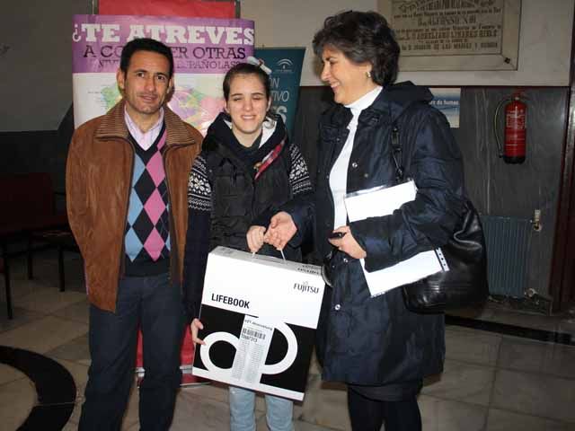 La EPSL entrega un ordenador portátil a una alumna con discapacidad