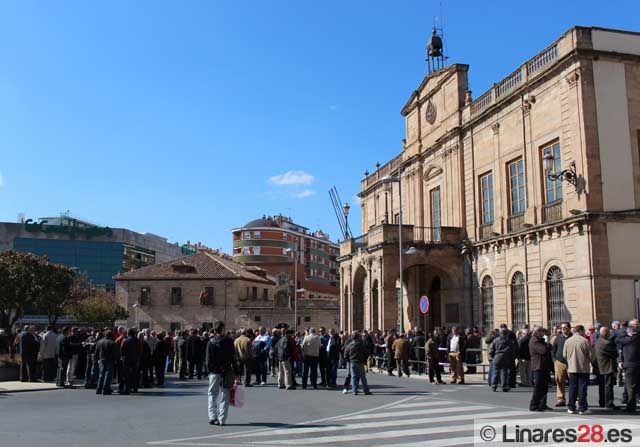 Los ex trabajadores de Santana se vuelven a manifestar en la Plaza del Ayuntamiento