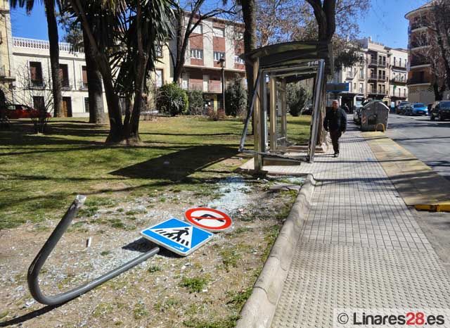 Un coche arrasa con una marquesina de los autobuses