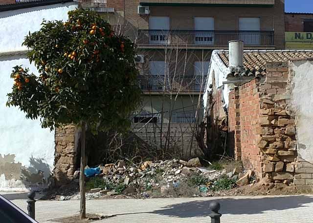 Denuncian suciedad en un solar del Camino del Madroñal