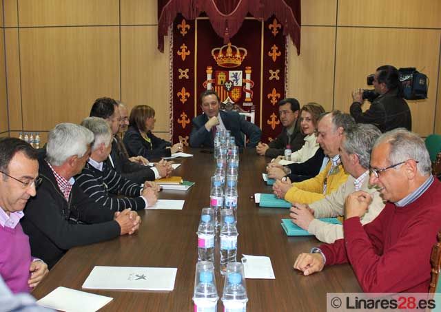 El Consejero de Empleo se reúne con representantes de Santana en Linares