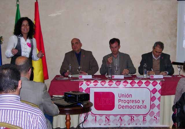 El candidato a la presidencia de la Junta de Andalucía por UPyD en un acto electoral en Linares