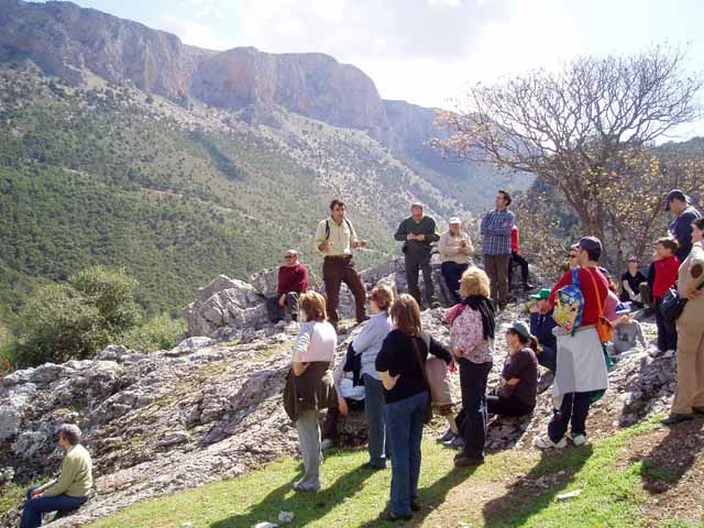Un paseo geo-botánico por Otíñar abrió el XI Ciclo de Visitas Temáticas Guiadas de la UJA