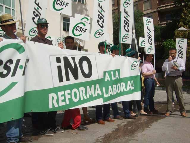 CSIF-Jaén protesta contra una Reforma Laboral “impuesta y sin consenso” ante la subdelegación del Gobierno