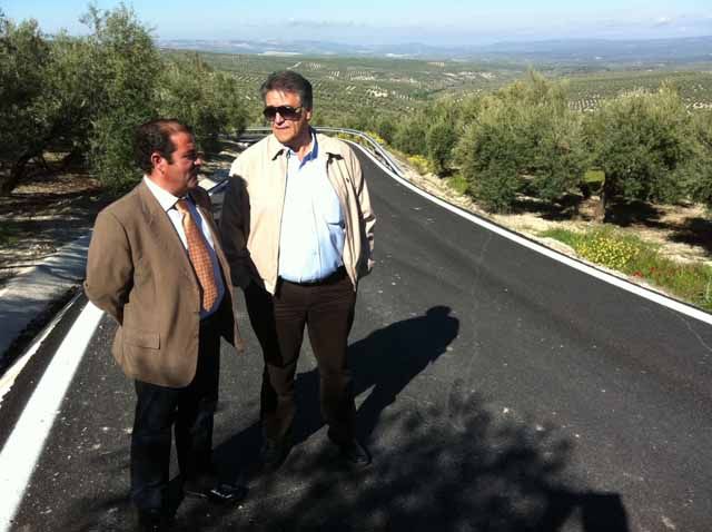 José Castro visita la vía JV-6003 que da acceso a Iznatoraf tras su acondicionamiento por la Diputación