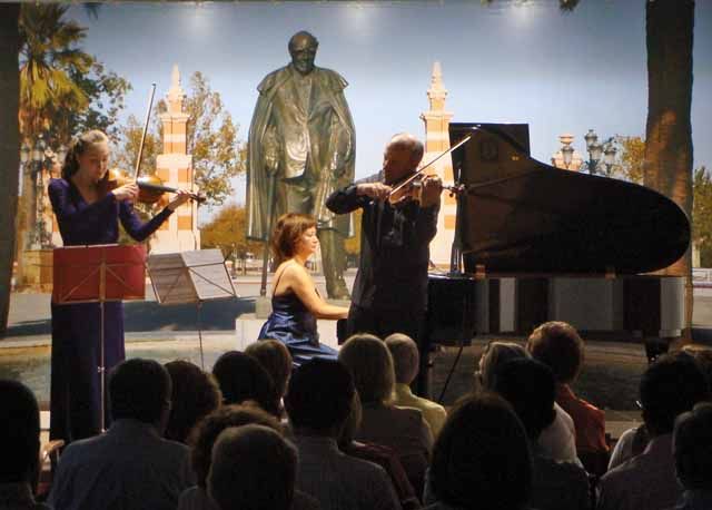 El “Europäische Rundreise Trio” deslumbra en Linares