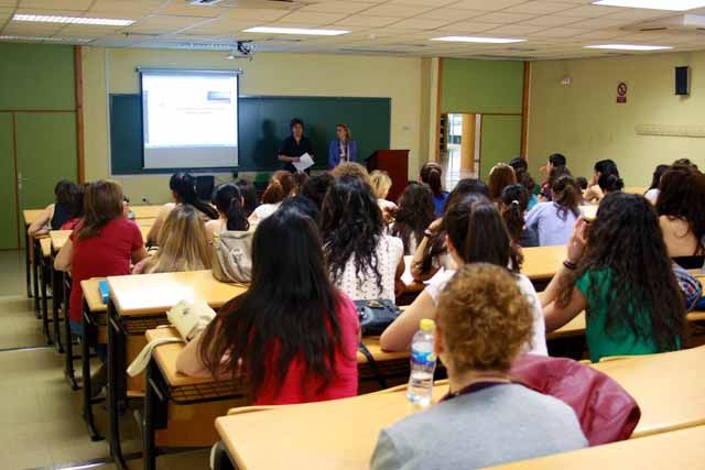 Alumnado de la Facultad de Humanidades y Ciencias de la Educación participa en unas jornadas de orientación profesional