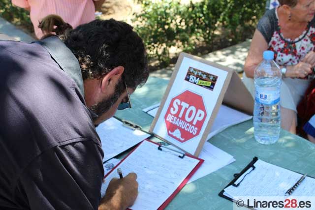 15-M Linares recoge firmas para una ILP con el fin de modificar la Ley Hipotecaria