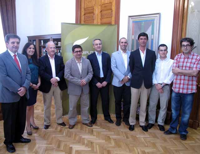 Francisco Reyes recibe a las empresas oleícolas jiennenses premiadas por el Comité Oleícola Internacional