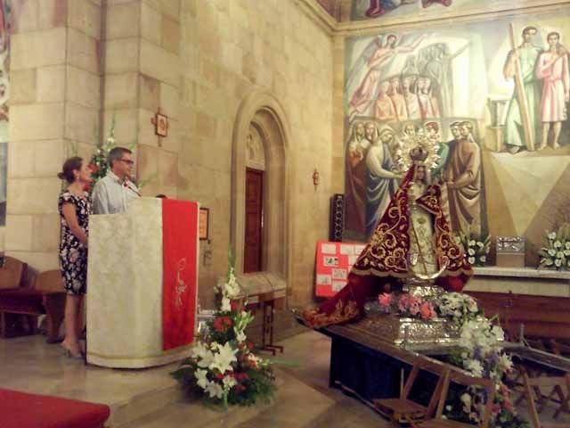 Alumnas del «Paulo Freire» ante la Virgen de Linarejos