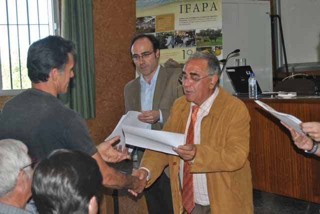 Un total de 65 olivicultores y técnicos conocen en el IFAPA los beneficios del uso del compost de alperujo para fertilizar el suelo