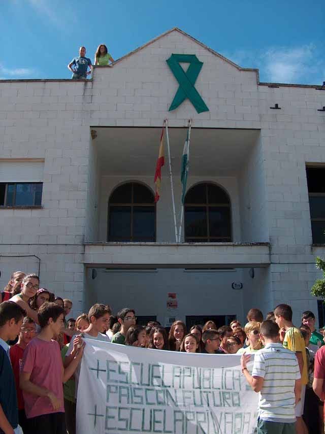 La comunidad escolar del IES Gil de Zático de Torreperogil sigue protestando por los recortes en educación