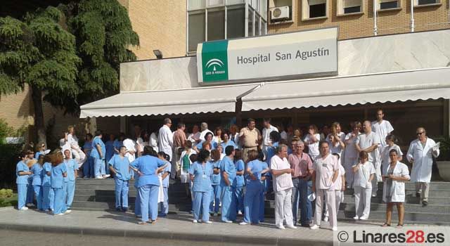 Trabajadores sanitarios de Linares se concentran en protesta por los recortes