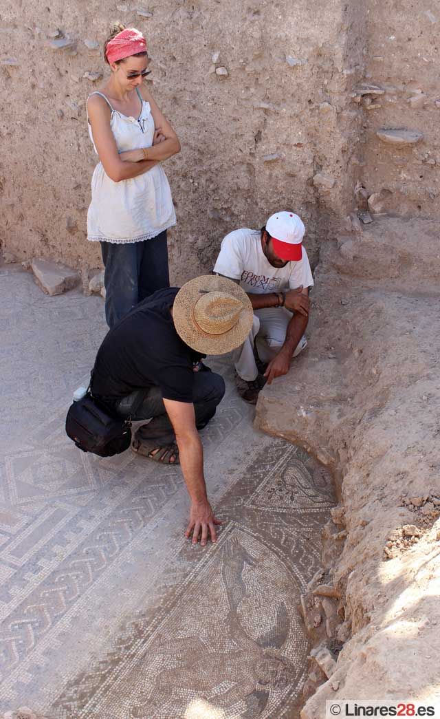 Sacan a la luz en Cástulo nuevos mosaicos en un estado excepcional de conservación