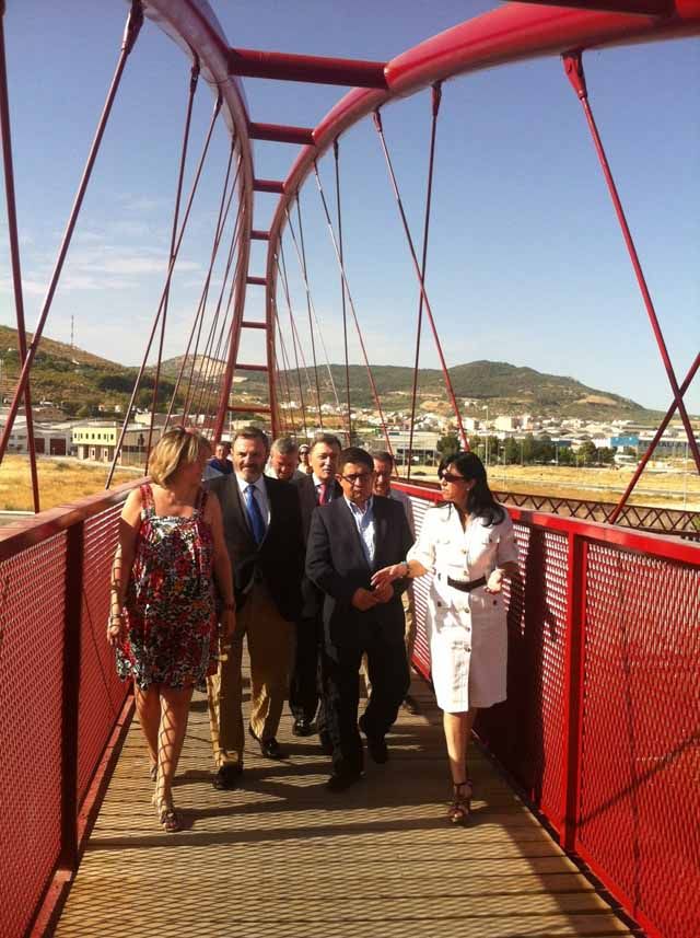 Una pasarela peatonal permite el paso de la Vía Verde del Aceite sobre la autovía A-316 en el entorno de Torredelcampo