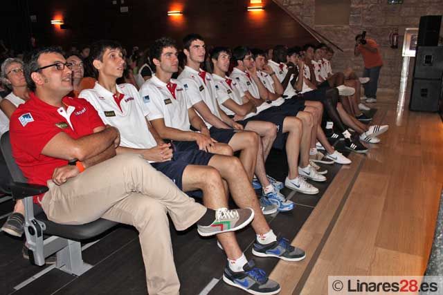 Los pequeños del CAB Linares se acercan a los jugadores de la Selección Española Sub-18 de baloncesto