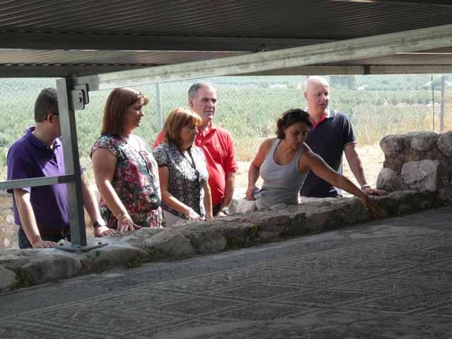 La Junta culmina los trabajos de desbroce y cubrición de mosaicos en la Villa Romana de Bruñel de Quesada