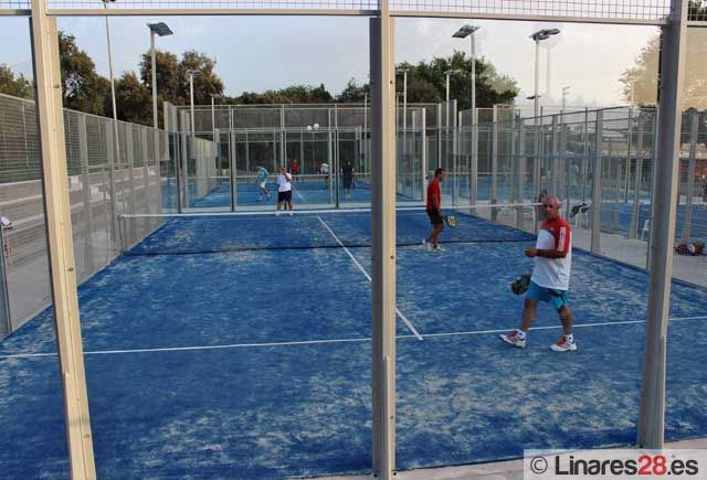 El Parque Deportivo La Garza completa su oferta deportiva con cuatro nuevas pistas de pádel de césped artificial al aire libre