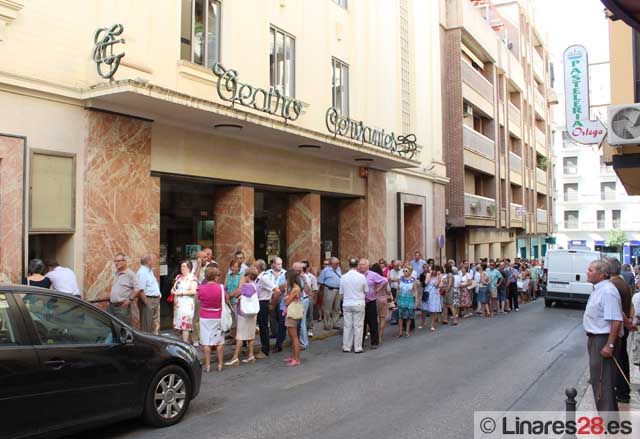 Largas colas para comprar las entradas de las funciones teatrales de Feria