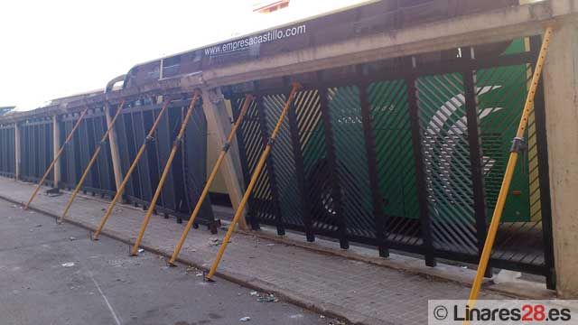 Repararán la valla siniestrada de la Estación de Autobuses