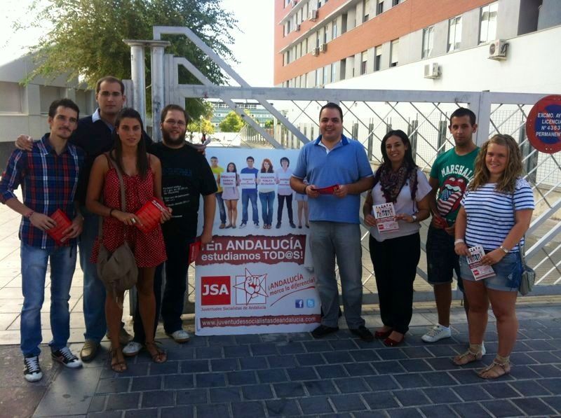 Juventudes Socialistas inicia una campaña informativa en la Universidad contra los recortes del PP