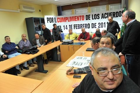 Encierro en la Consejería de Economía para exigir una solución para los ex trabajadores de Santana