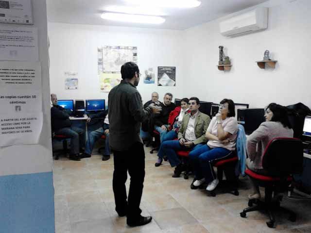 Profesionales del Distrito de Linares forman a pacientes y cuidadoras sobre cómo buscar información sanitaria fiable en internet