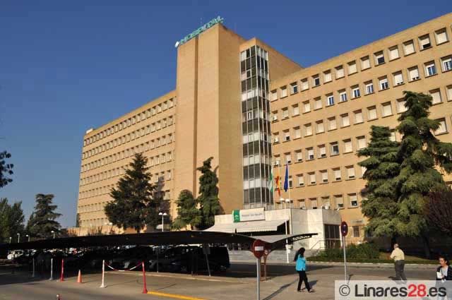 El Hospital de Linares entrega dos aceitunas de plata a las madres de las dos niñas