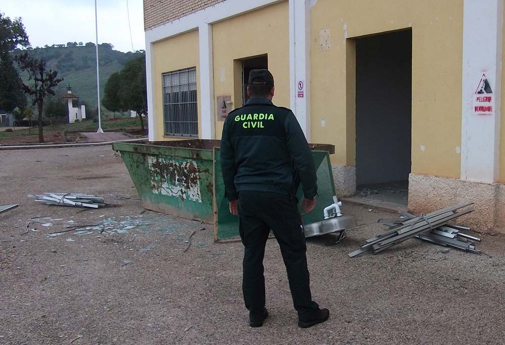 Dos detenidos por robo en el antiguo destacamento militar de Vadollano