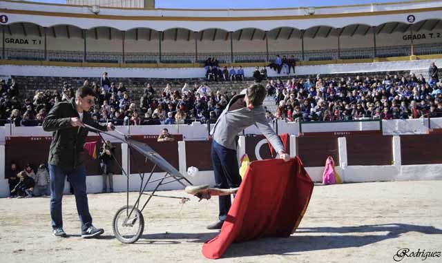 Adrián de Torres acerca el toreo a los niños