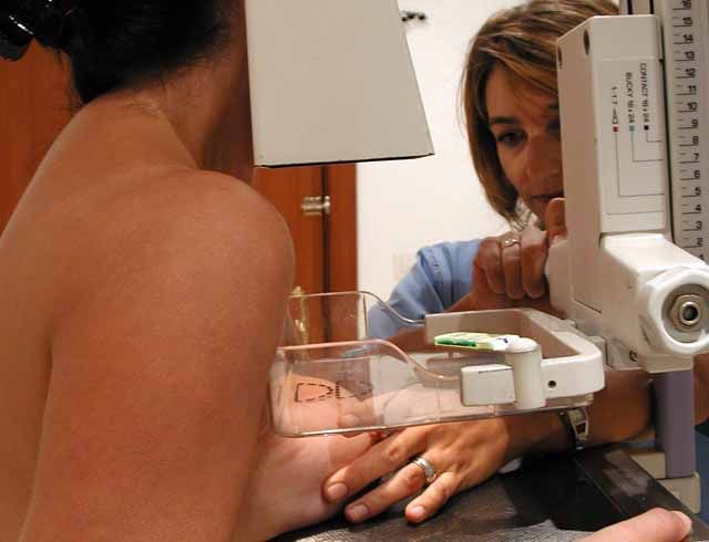 Más de 8.600 mujeres se beneficiaron en 2012 del programa de detección precoz del cáncer de mama en el Distrito Sanitario de Linares