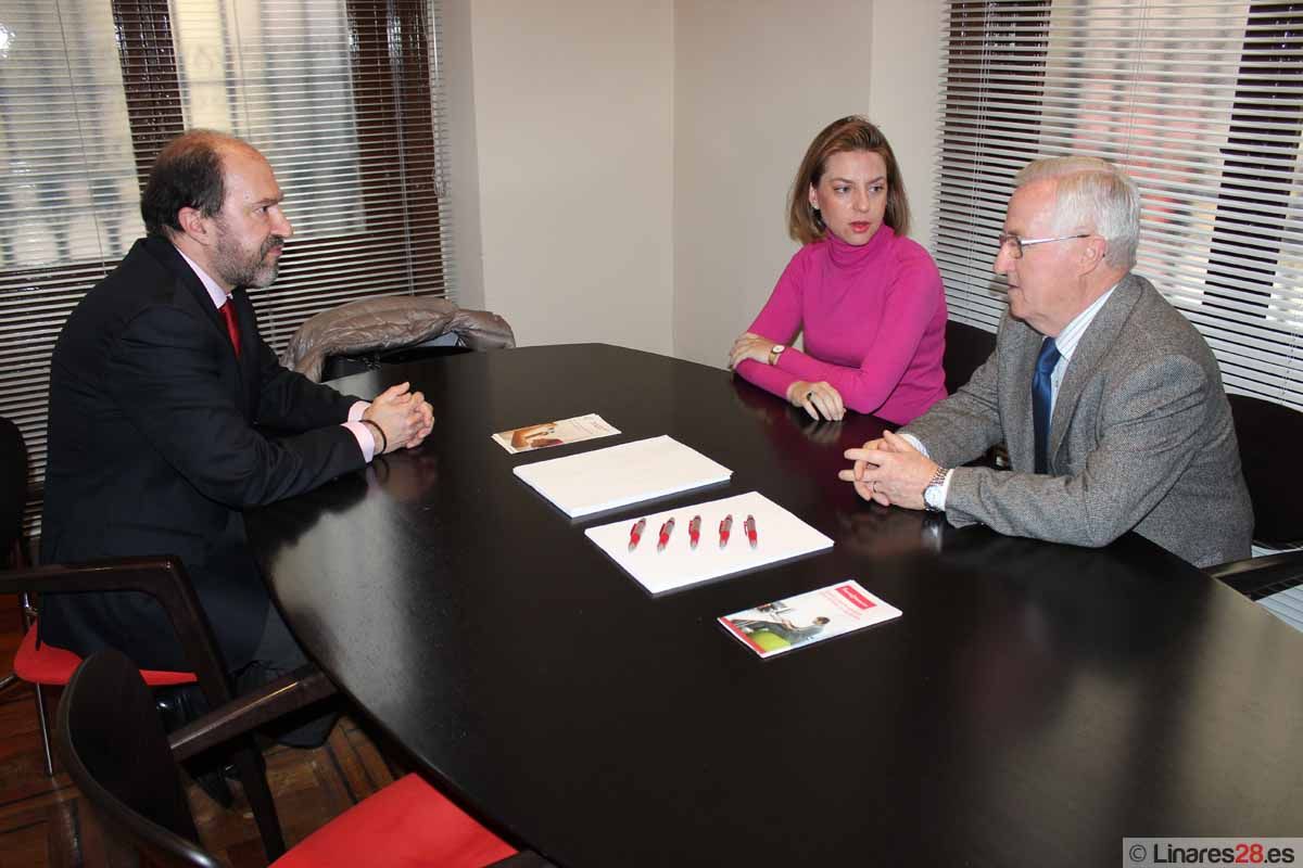 La delegada de Agricultura y Medio Ambiente visita la OCA de Linares