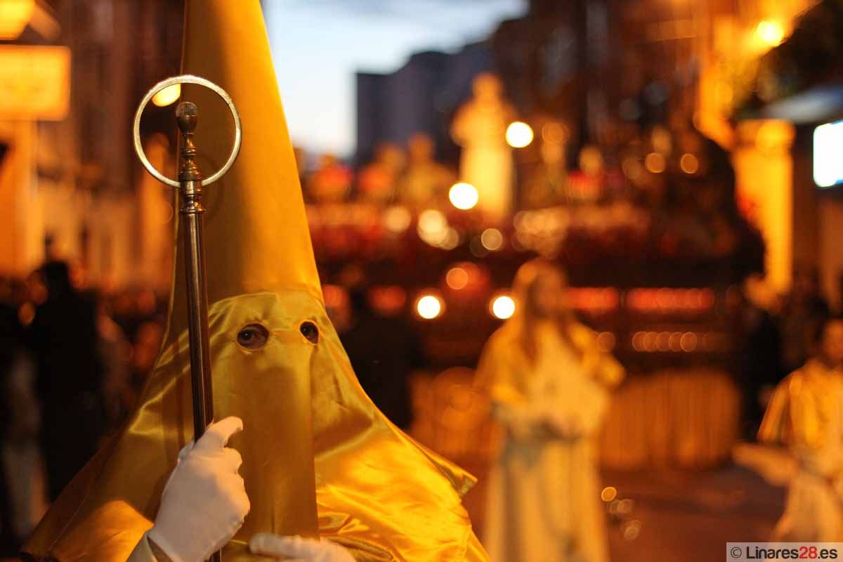 La «Santa Cena» también consigue procesionar por las calles de Linares