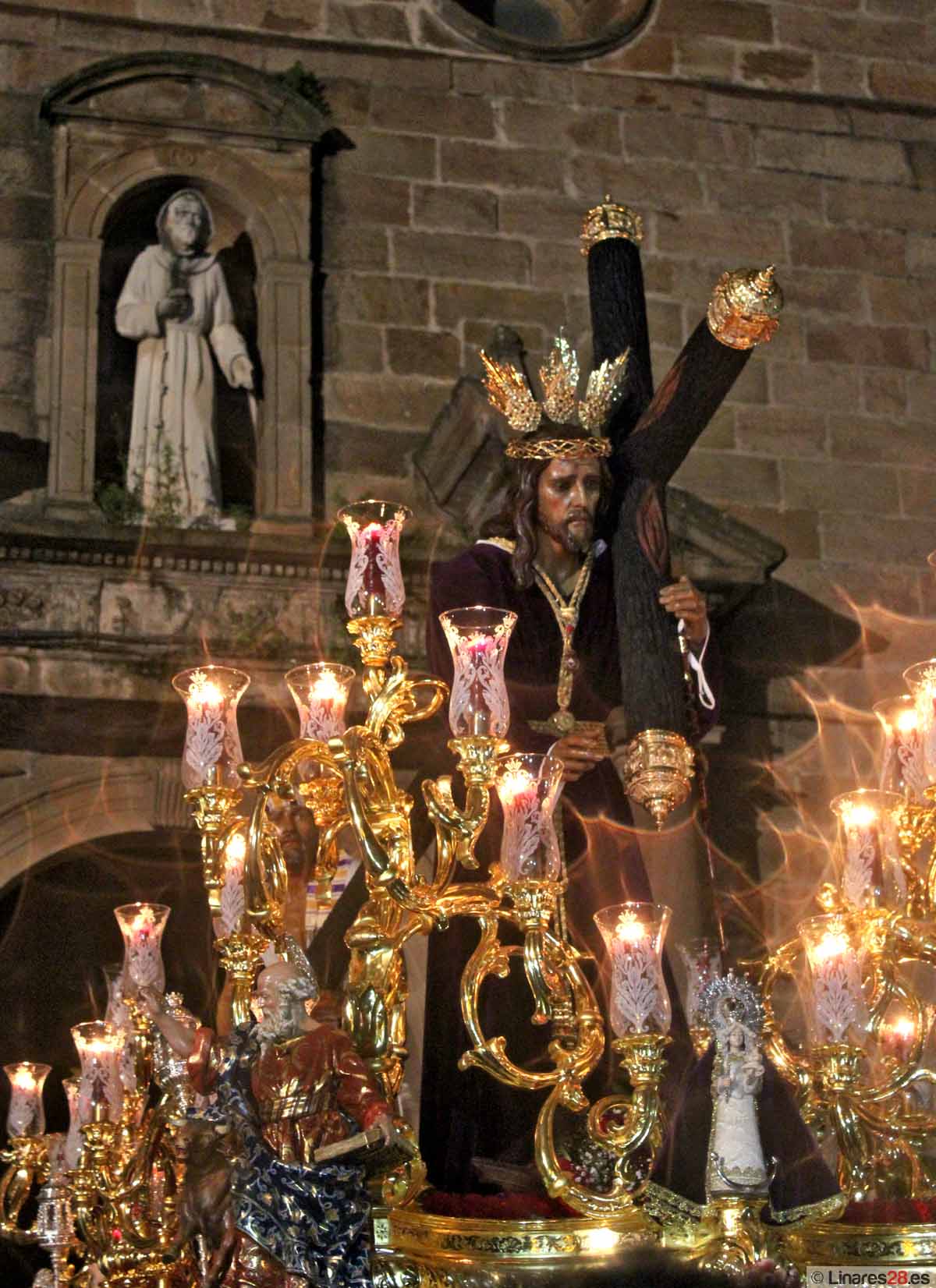 La lluvia obliga al «Nazareno» a recortar su recorrido y regresar al Templo