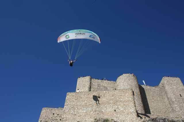 El FIA El Yelmo arrancará con una exhibición acrobática de parapente en el castillo de Segura de la Sierra