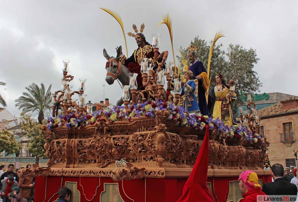 Domingo de Ramos muy nublado pero con «La Borriquilla» en las calles de Linares